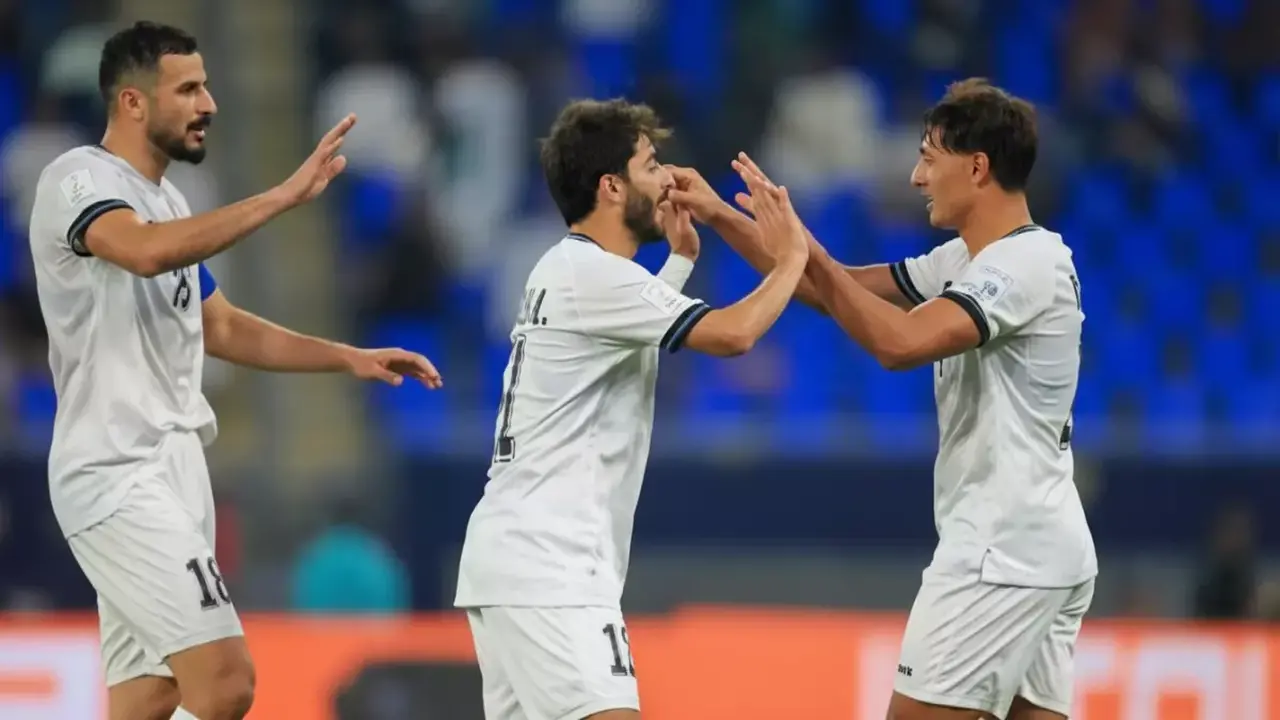 الجزائر تتصدر المجموعة في كأس العرب بفوز 2-0 على العراق بقيادة توغاي
